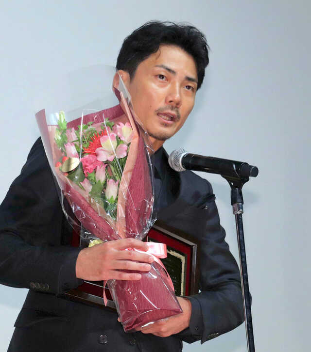 第35回日本映画プロフェッショナル大賞」の授賞式でスピーチする毎熊克哉