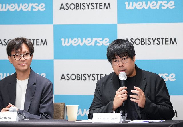（左から）Weverse Japan ムン・ジス代表、アソビシステム 中川悠介代表取締役