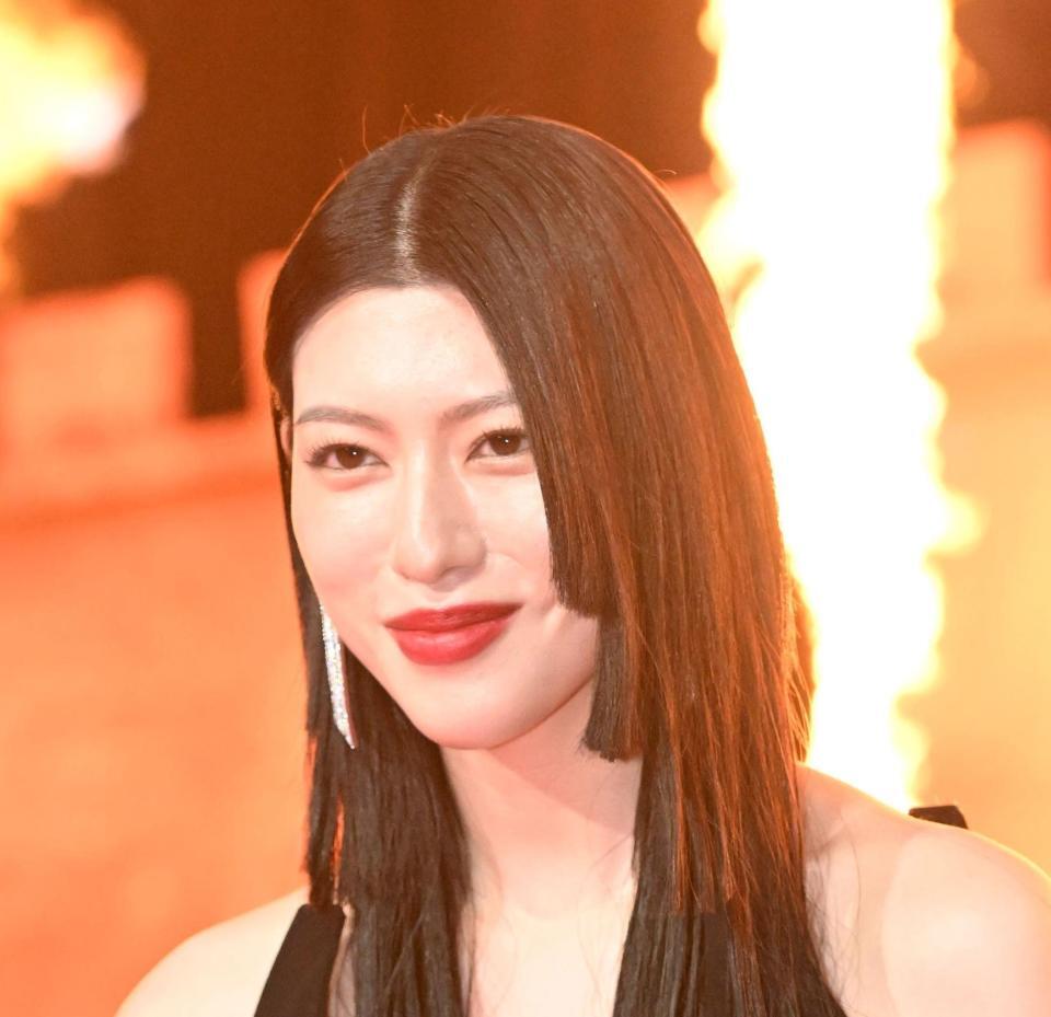 えっ、服が落ちる！三吉彩花 凄い黒ドレスで現れ衝撃 肩ひも切れてる？「美の暴力すぎてｗ」 後ろ向いてもスゲェェ！「絶世の美女感ヤバすぎ」「直視できないレベル」 - デイリースポーツ