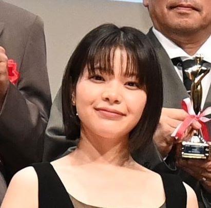 岸井ゆきの 横向きの透け感が上品！１５０ｃｍ似合うパンツドレスで授賞式登壇 お手本にしたいっ - デイリースポーツ