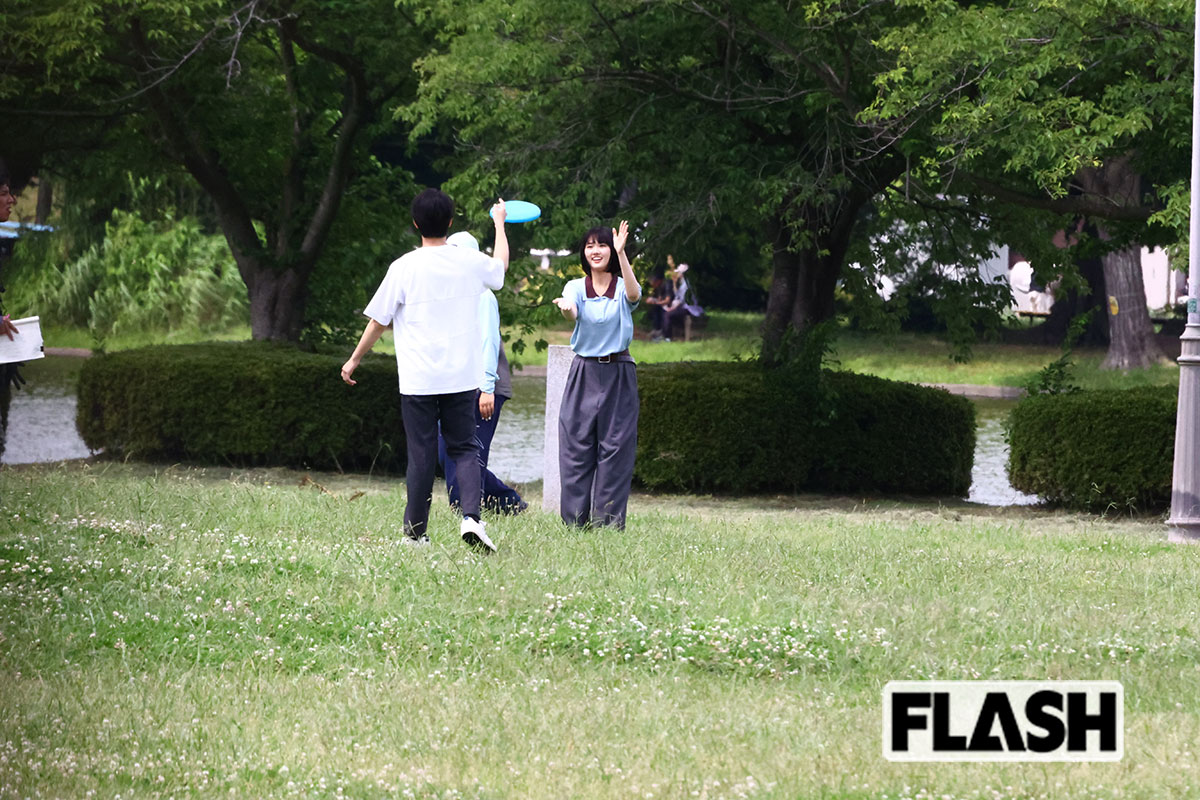 原菜乃華、フリスビーにシャボン玉、“満点笑顔のデート” ロケを発見! 天才女優が見せた、意外な “弱点” とは