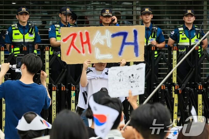 統一地方選の投票用紙不足に反発した市民ら(c)news1