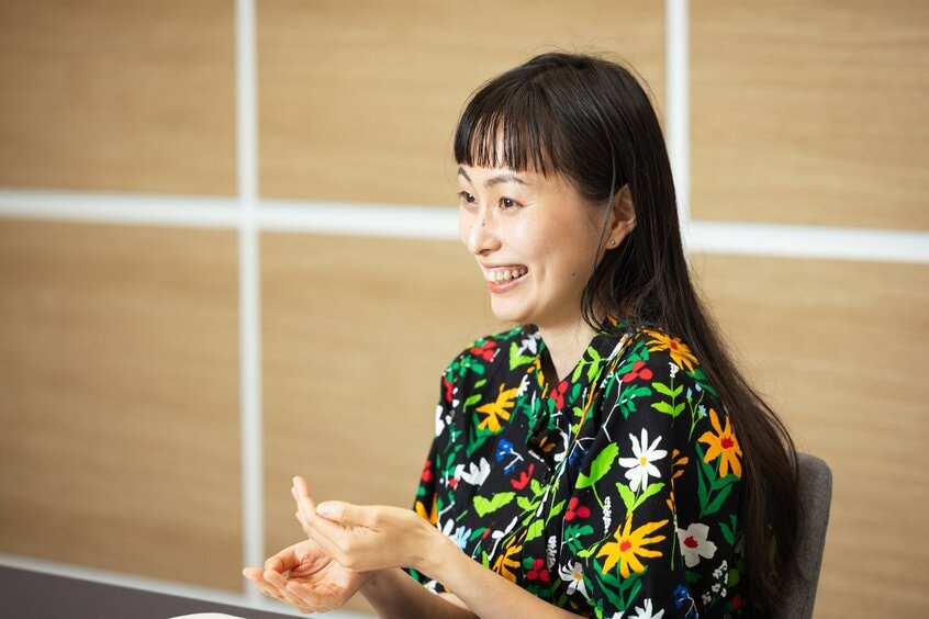 『超節約生活で星野リゾート全制覇に400万使ったOLの極論』著者のOLのミカ。さん／「具体的な金額目標があり、それに向けてランチを玄米ご飯にするといった、いい感じの“貧乏性”が発揮されていて、ただの豪遊レポートではないおもしろさがありました。社内の複数の編集者から担当したい、書籍化したいとの声があがる作品でした。」という選評とともに創作大賞2025・朝日新聞出版賞を受賞。書籍化デビュー。（撮影：写真映像部・山本二葉）