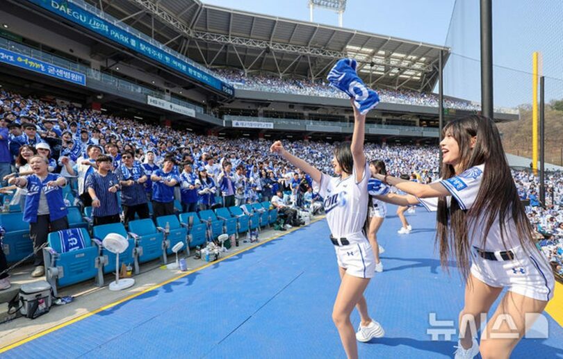 ロッテ・ジャイアンツ対サムスン・ライオンズの試合で、観客が熱い応援をしている(c)NEWSIS