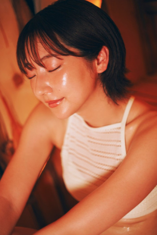 サウナでうっとり 28歳女優の汗だくショットが美しい 「SAUNA BROS.」12号の表紙飾る