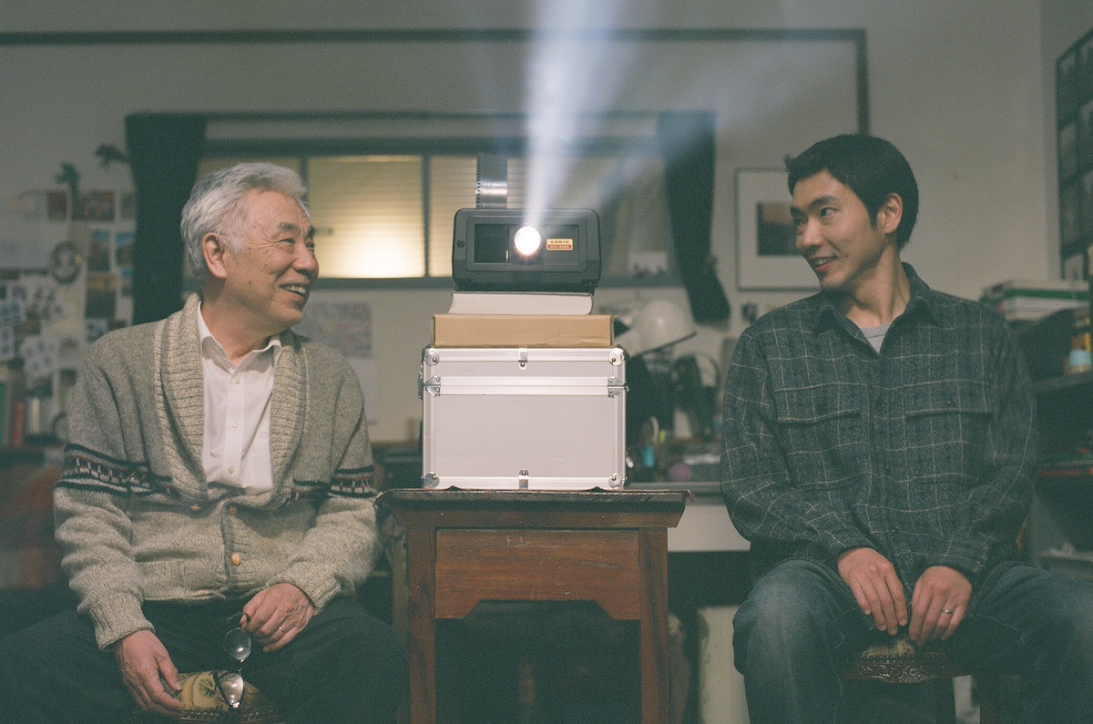 映画「メモリィズ」の場面カット。イッセー尾形が演じる義父の誠(左)と柄本佑演じる雄太