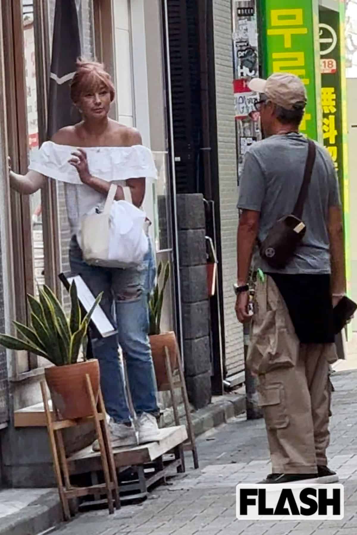 店や看板を見ながら、渋谷をうろうろと気ままに散歩した梅宮アンナと世継恭規氏