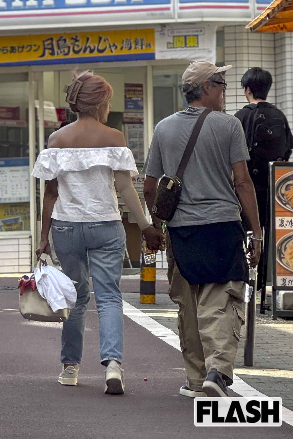 周囲の目を気にせず手つなぎデートをする2人。「家でも手をつないでいる」という