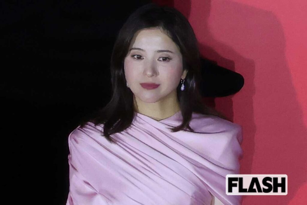 吉高由里子 “白髪まじり”ヘア反響で際立つ“親近感女優”の強み…大河でも“老けメイク”披露で加速する“進化” | Smart FLASH/スマフラ[光文社週刊誌]