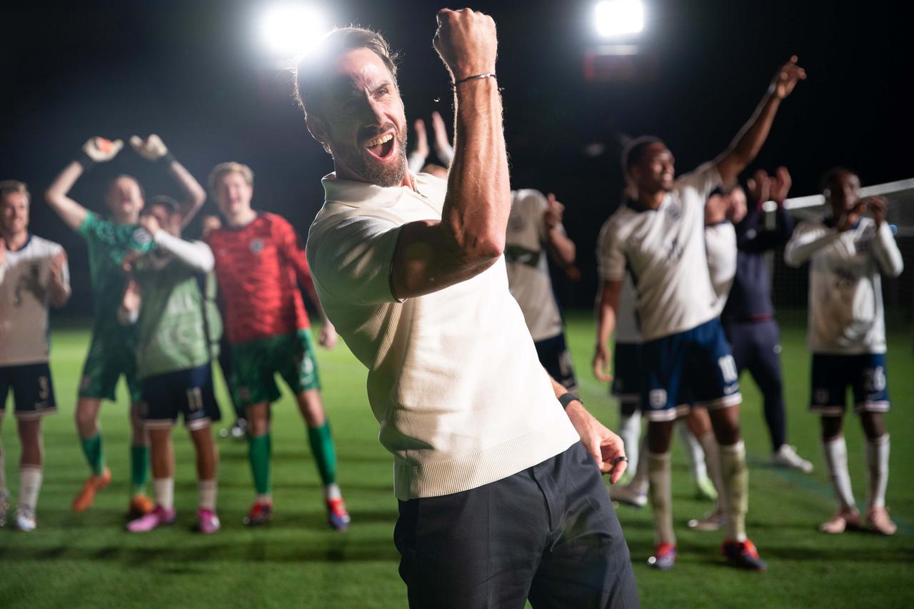 画像: サッカーの母国・イングランド代表を救った男!実話をもとに描かれた奇跡と再生の物語「ディア・イングランド / 逆境からのキックオフ」