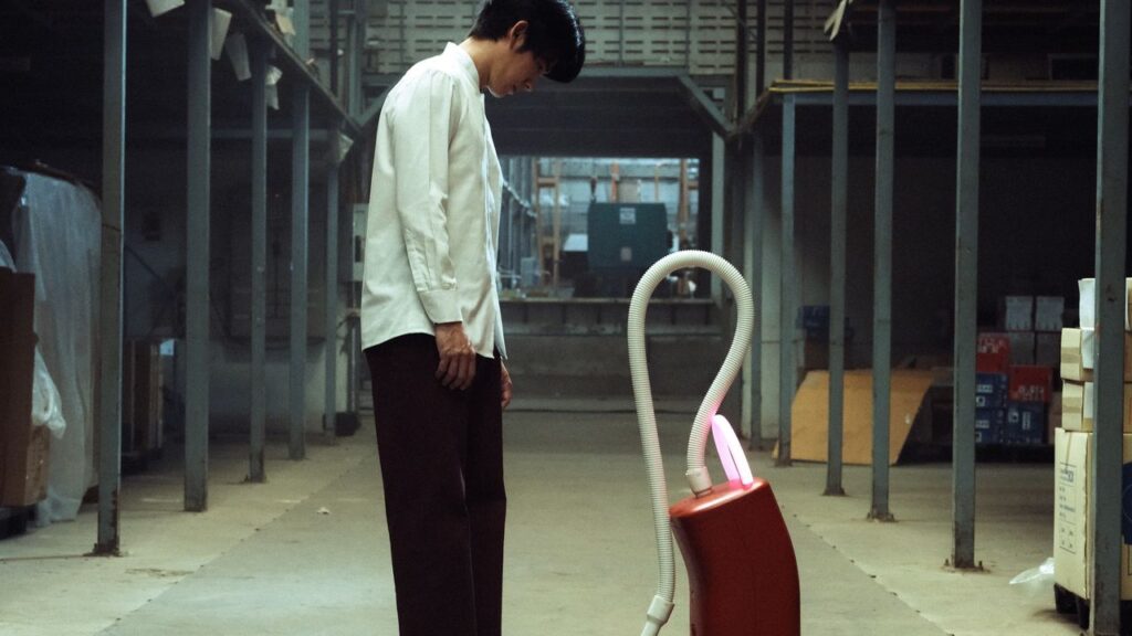 死んだ妻が掃除機に!? タイ映画『ユースフル・ゴースト』の監督が説く「有用性」の罠 | WIRED.jp 死んだ妻が掃除機に!? タイ映画『ユースフル・ゴースト』の監督が説く「有用性」の罠 | WIRED.jp
