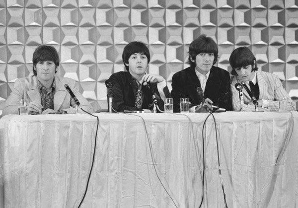 ビートルズ来日スペシャル③「ピース」を望んだジョンの答えに記者団から笑いが起きた – 日刊ゲンダイDIGITAL ビートルズ来日スペシャル③「ピース」を望んだジョンの答えに記者団から笑いが起きた - 日刊ゲンダイDIGITAL