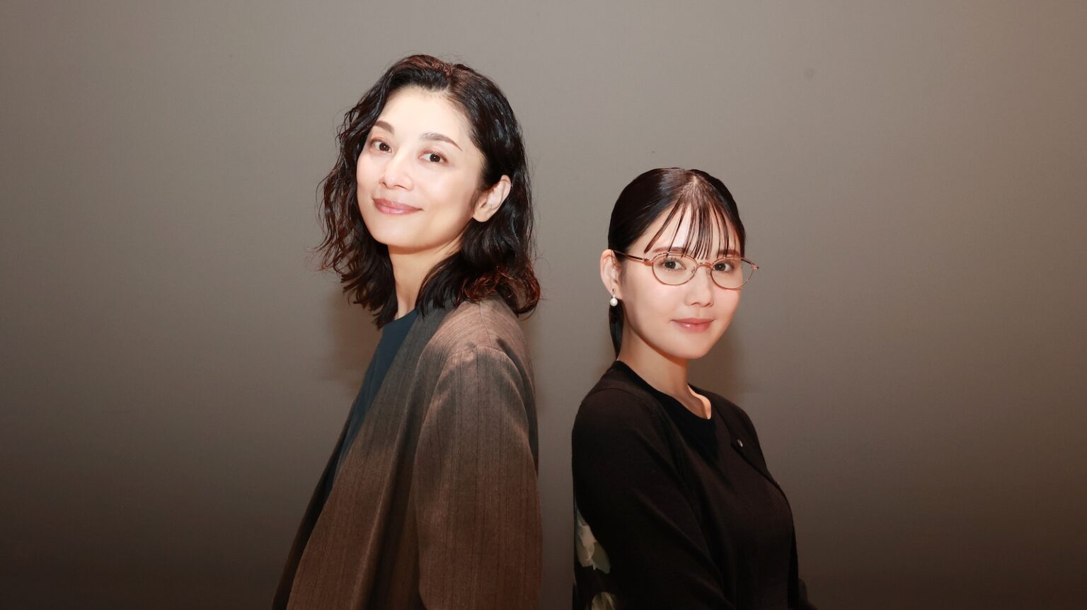 小池栄子 主演ドラマ『さよならノワール』は“頭痛”がするほど難しい? “バディ”役・北香那と語る、丁寧で刺激的な撮影現場|entax(エンタックス) 小池栄子と北香那の写真