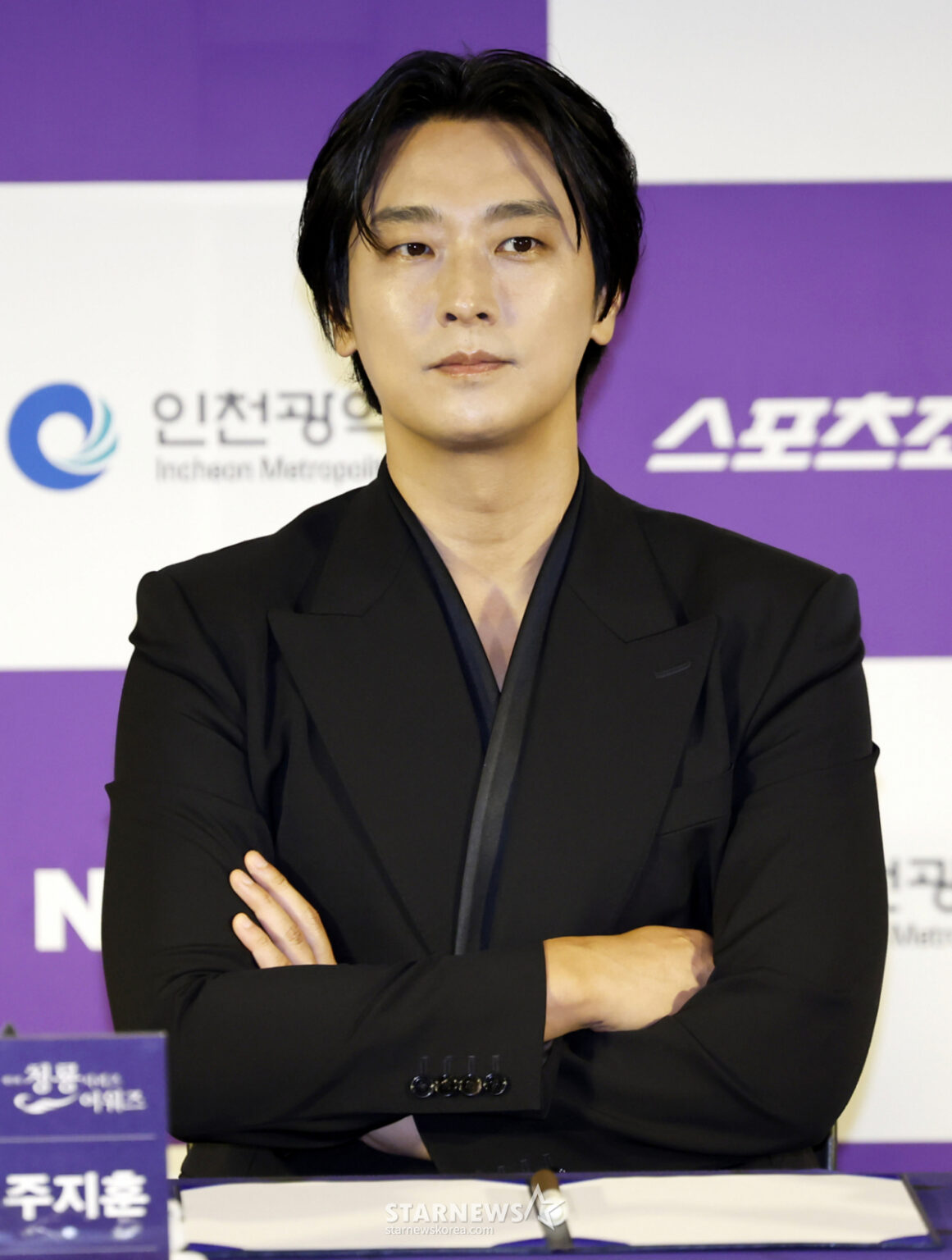 ジュ・ジフン「言い訳だ」と座って喋っていたら1600万..千万の映画よりも不思議" [青龍ハンドプリント] | STARNEWS
