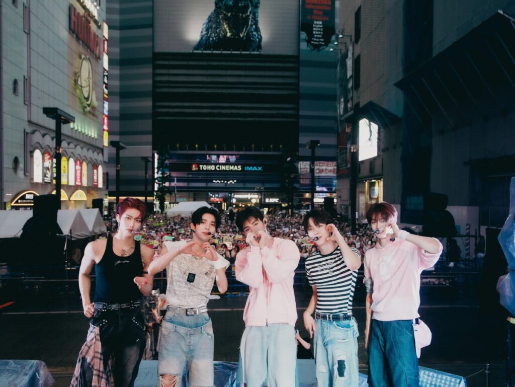 AND2BLE（アンダブル）、“K-POPグループ初”歌舞伎町でサプライズフリーライブ開催 - オリコンニュース