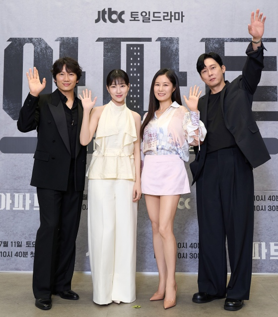 (左から)チソン、ハユンギョン、ムン·ソリ、パク·ビョンウン/写真提供=JTBC