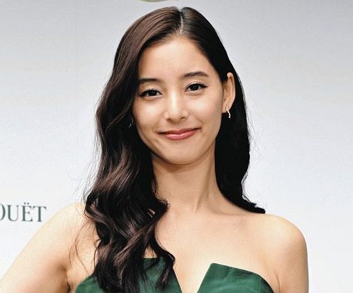 新婚32歳女優、「マーメイドやん」ナイトプールのオフショット姿に「真夏の女神」「その角度…」（中日スポーツ） - Yahoo!ニュース