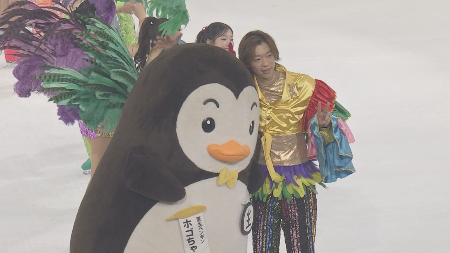 荒川静香さん、鍵山優真さんら出演のアイスショーに法務省保護局のマスコット“更生ペンギン”のホゴちゃん登場 保護司のなり手不足するなか「色々な人に知ってほしい」(TBS NEWS DIG Powered by JNN) 荒川静香さん、鍵山優真さんら出演のアイスショーに法務省保護局のマスコット“更生ペンギン”のホゴちゃん登場 保護司のなり手不足するなか「色々な人に知ってほしい」(TBS NEWS DIG Powered by JNN)