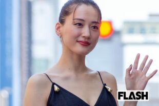 綾瀬はるかが“天使の羽”を大胆開放!　2026年上半期・人気女優が魅せた“美背中”コレクション【最大露出度は推定85%】