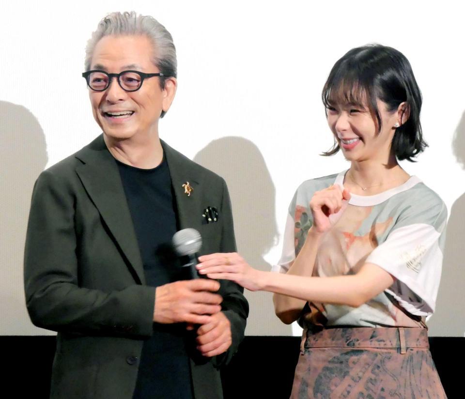 趣里 父娘初共演の映画あいさつで父・水谷豊を「監督」呼び→「これは家族会議」 息の合った掛け合いを披露 - デイリースポーツ