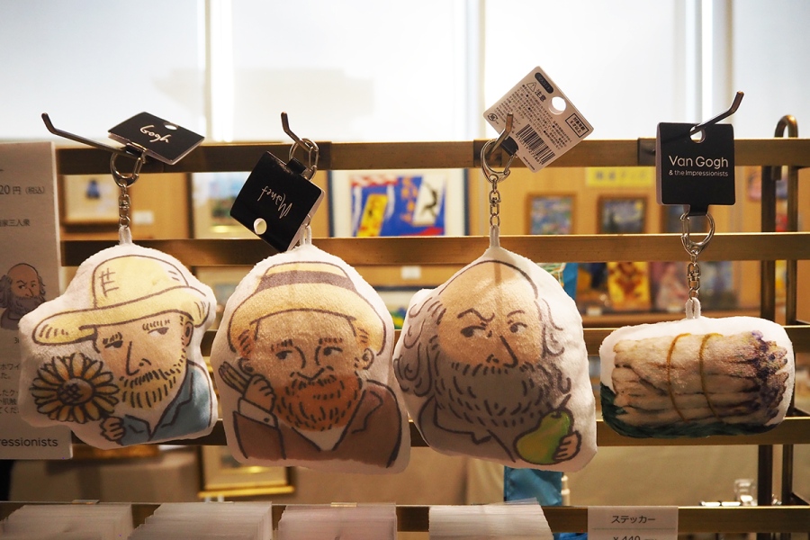 「クッションマスコットキーホルダー」（各1320円）3画家の似顔絵に加え、大阪からマネの名作『アスパラガスの束』が再現された新作も