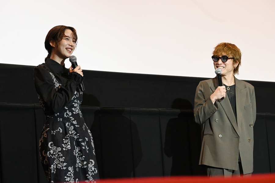 映画『平行と垂直』のジャパンプレミアにて。のんの言葉に優しくツッコミを入れる安田章大（7月2日、TOHOシネマズ鳳）