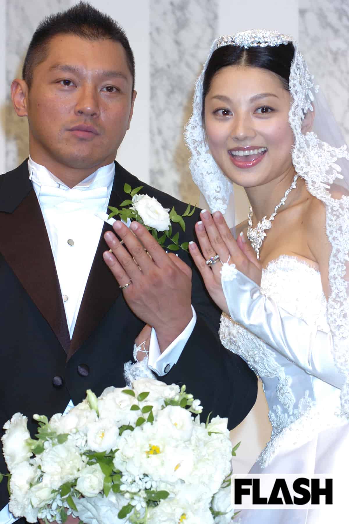 2007年に格闘家の坂田亘氏と結婚。坂田氏は現在、小池の事務所社長を務めている