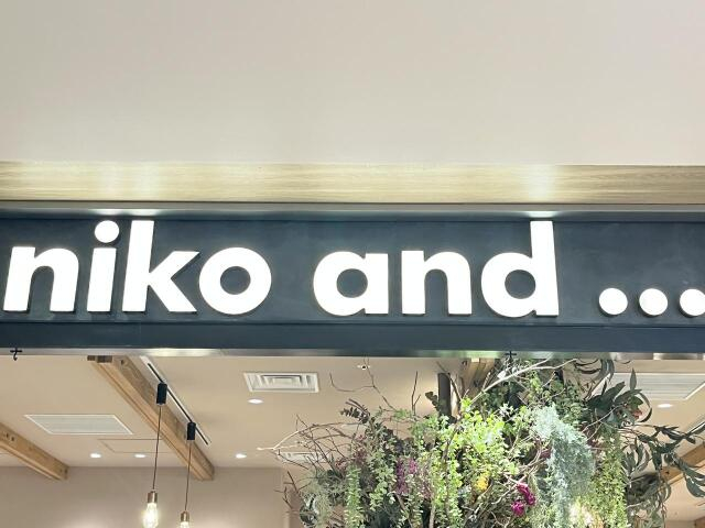 「厚底って若い子向け？」→ そんなことない！【niko and ...】40・50代に似合う「厚底サンダル」