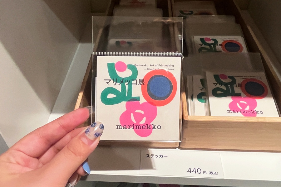 『マリメッコ展　模様のちから』のステッカー（全4種・440円）