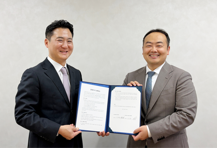 KBS JAPANのキム&middot;ヒョンウォン代表とコロシアムのユ&middot;インヒョン副社長（右）が、日本国内のKカルチャービジネス拡大のための業務協約（MOU）を締結した後、記念撮影をしている。 [コロシアムコーポレーション]
