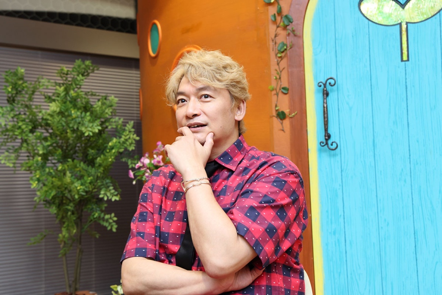 「スタッフがめちゃくちゃ楽しんでいるんですよ！ それがダメ」と指摘する香取慎吾