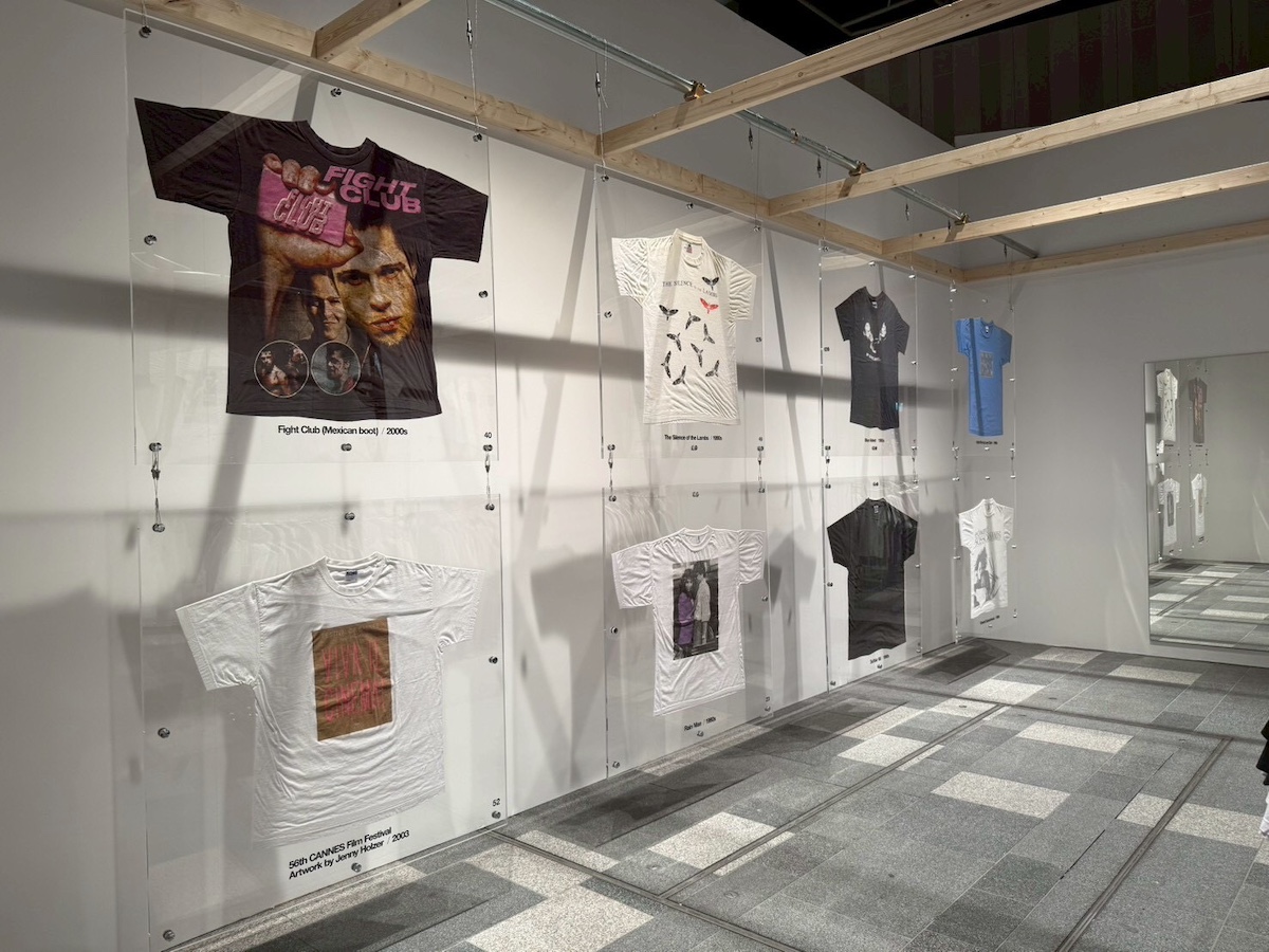 「大Tシャツ展2026」の様子。「Tシャツ画廊」