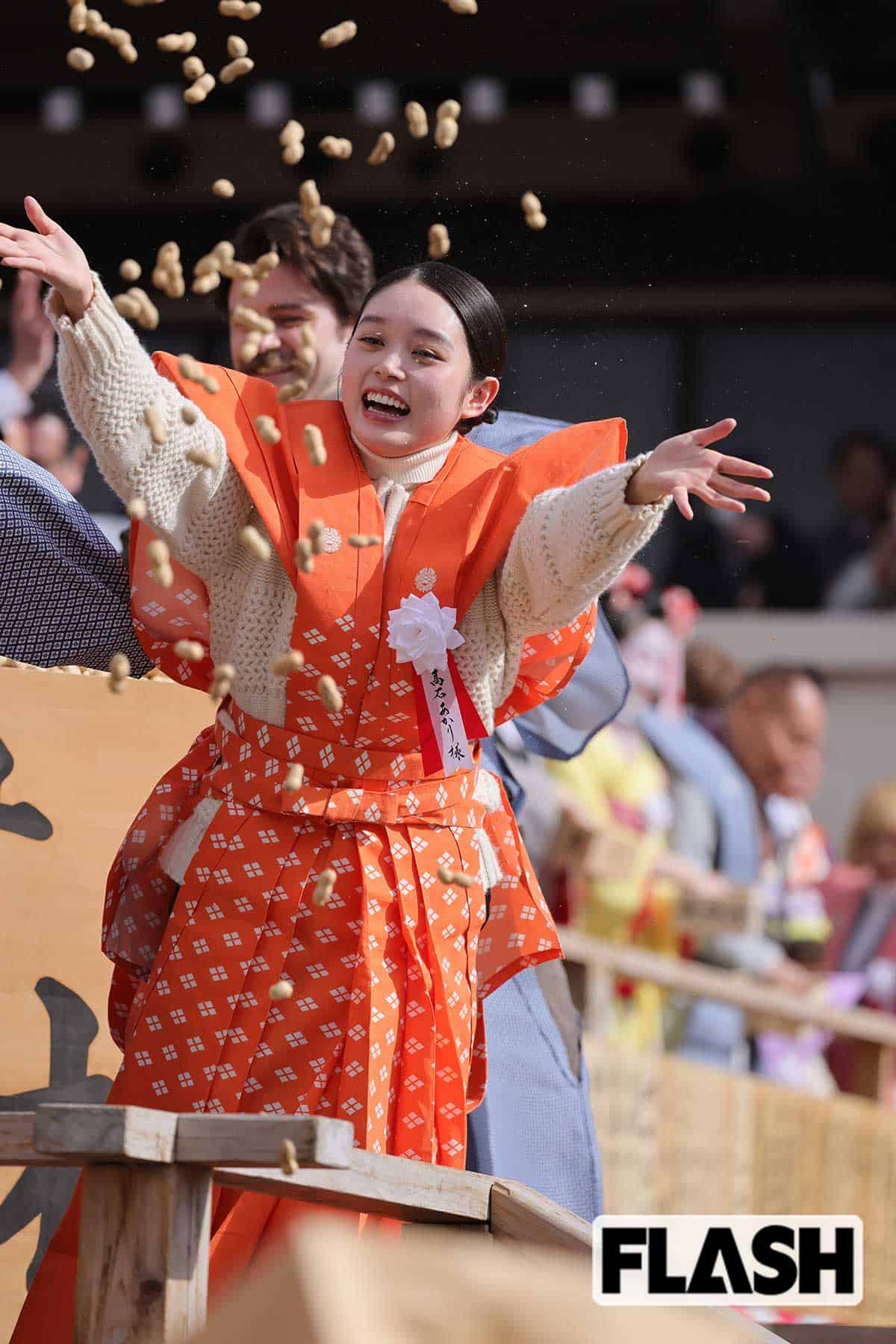 『ばけばけ』での演技が絶賛されている高石あかり夫・ヘブン役のトミーと壇上に立つ髙石あかり