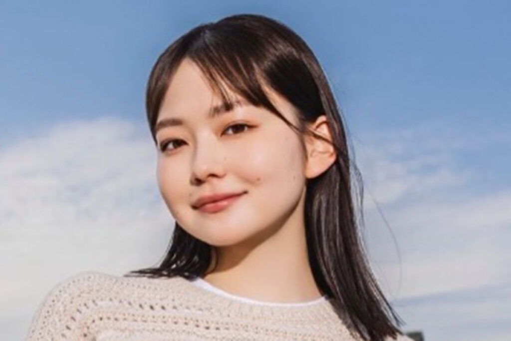 池のほとりで “水色インナー” チラ見せ…人気 “清純派女優” の無防備なしゃがみ姿にファン歓喜 池のほとりで “水色インナー” チラ見せ…人気 “清純派女優” の無防備なしゃがみ姿にファン歓喜