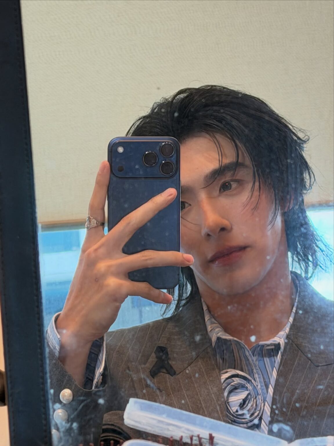 タイの人気俳優Boom(ブーム)ロングヘアが国宝級!クールなスーツ姿と舞台裏で見せた「お茶目な素顔」にギャップ萌え【タイ俳優】 – タイナウ! Thainow タイナウ! Thainow