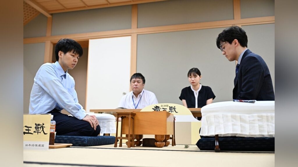 【竜王戦動く棋譜速報】本戦準々決勝・伊藤匠二冠ー増田康宏八段戦は▲7七銀で矢倉模様の将棋、中盤戦の△6五桂で局面動く – 読売新聞 【竜王戦動く棋譜速報】本戦準々決勝・伊藤匠二冠ー増田康宏八段戦は▲7七銀で矢倉模様の将棋、中盤戦の△6五桂で局面動く - 読売新聞