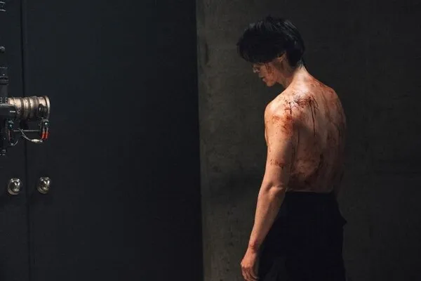 イ・ドンウク、血まみれで銃撃戦―『キラーズ・ショッピングモール2』で見せる高難度アクション
