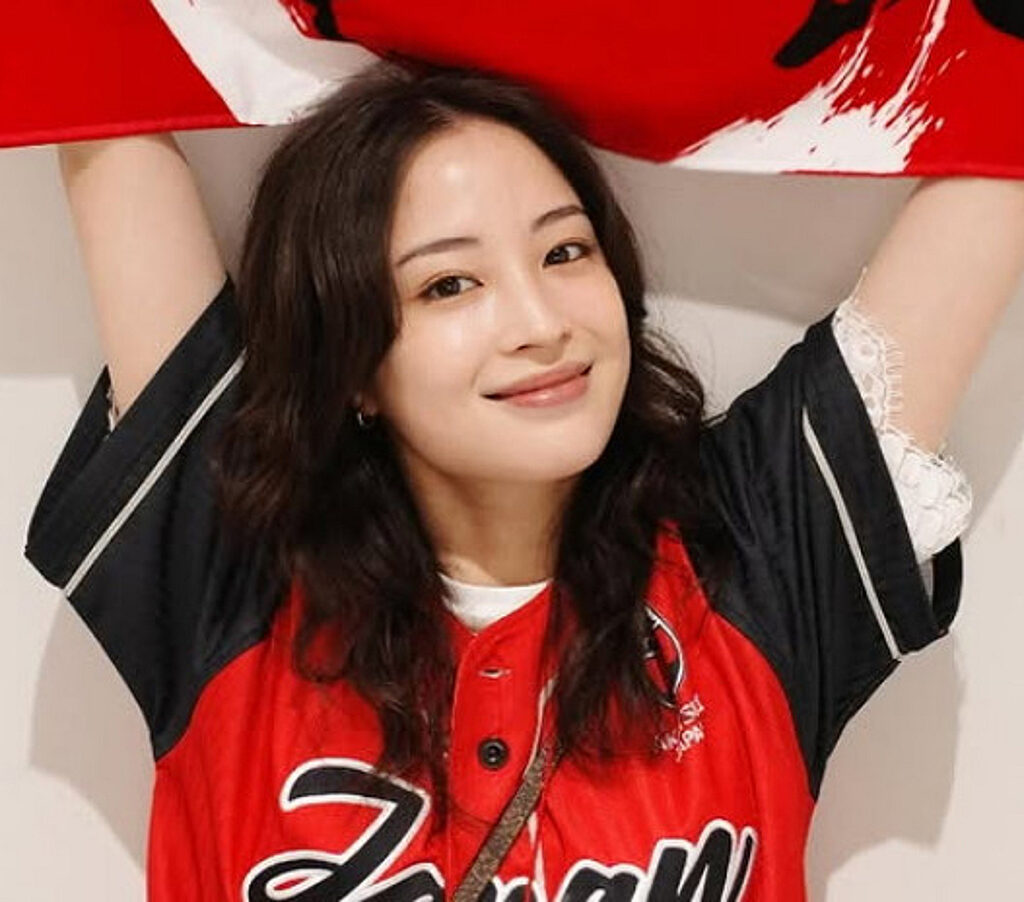 日韓戦の中継画面に映った日本の女優は誰？ NBAの巨人ハチムラも「口角がピクピク」··· 二人の出会いに「熱も高まる」 | STARNEWS