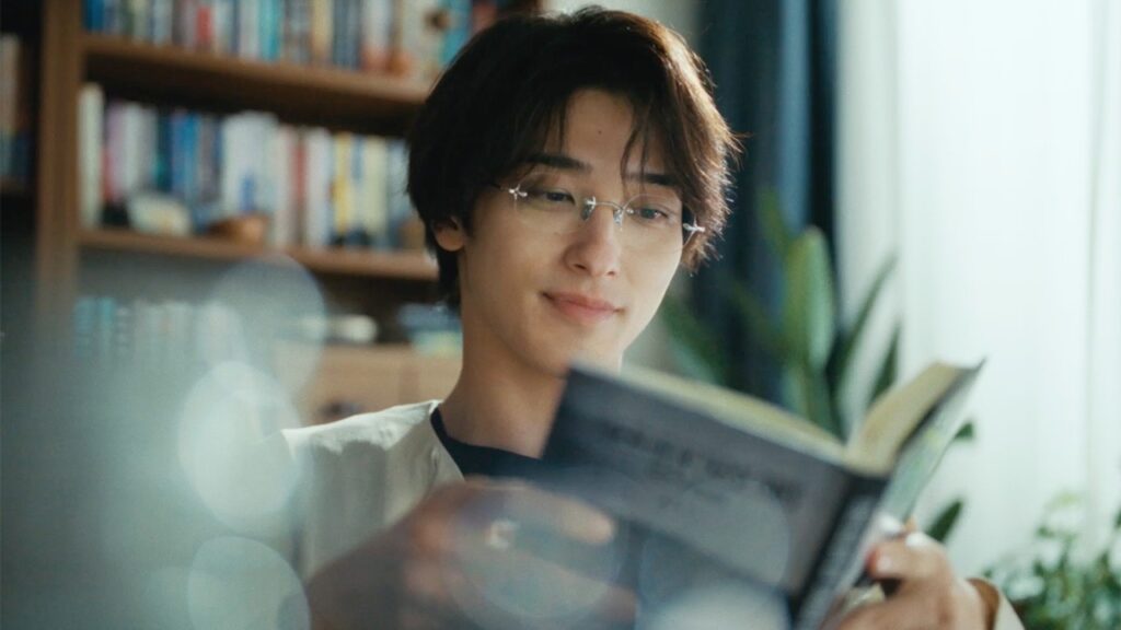 横浜流星、メガネ姿で読書　“シャワー上がり”姿も披露　日鉄興和不動産 新CM「都会と自然」編＋メーキング