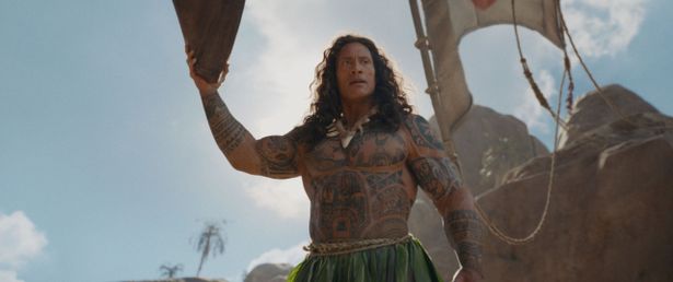 半神半⼈のマウイ役は、アニメーション版でも同役の声を演じ、本作でプロデューサーとしても参加したドウェイン・ジョンソン