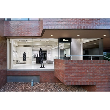 132 5. ISSEY MIYAKE、南青山に新たな旗艦店をオープン │ QUI
