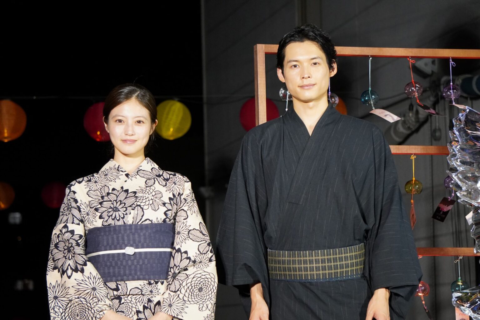 松村北斗と今田美桜、涼しげな浴衣姿で主演作「白鳥とコウモリ」をアピール – 映画.com 松村北斗と今田美桜、涼しげな浴衣姿で主演作「白鳥とコウモリ」をアピール - 映画.com