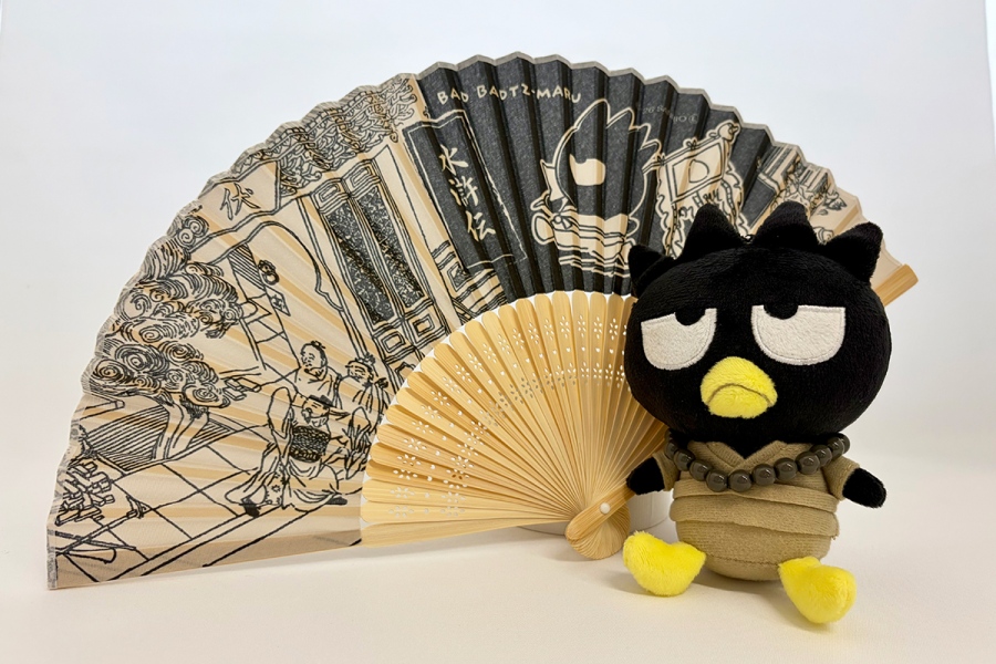 バッドばつ丸コラボ「扇子」（4400円）、バッドばつ丸コラボ「ぬいぐるみBCマスコット」（3300円）（C）2026 SANRIO CO.,LTD.APPROVAL NO.L670088