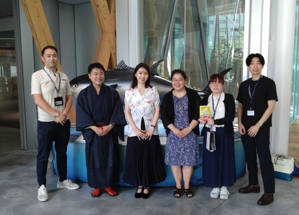 文芸評論家 三宅香帆さんが近大にやってきた!自由に図書館を歩いてもらったら、“面白い”が次々見つかった | Kindai Picks 文芸評論家 三宅香帆さんが近大にやってきた!自由に図書館を歩いてもらったら、“面白い”が次々見つかった | Kindai Picks