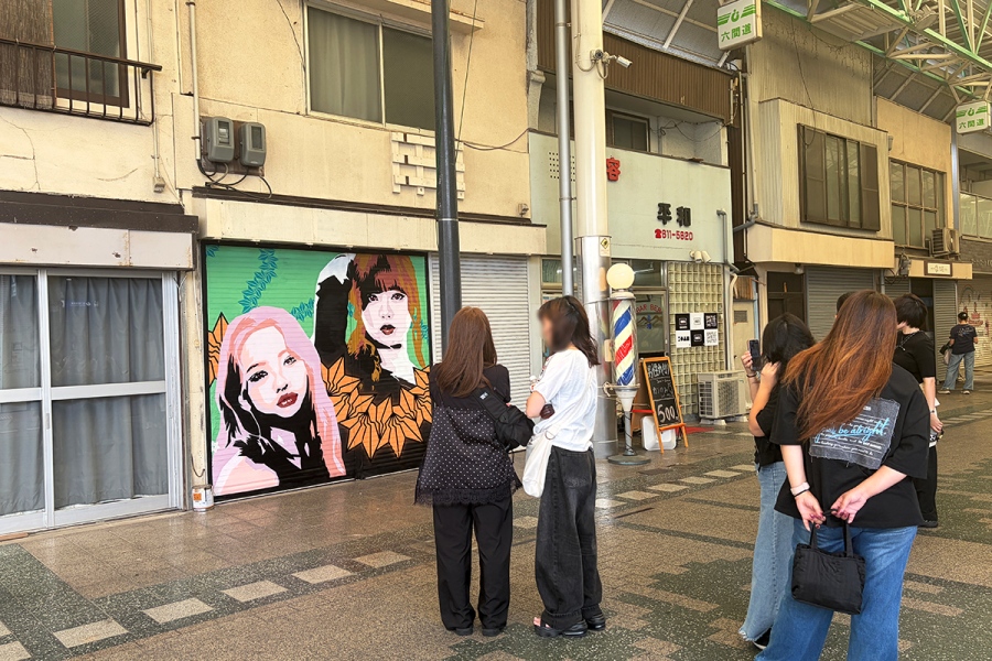 左から、YURI（HANA）、ふみの（Lmaga.jp撮影）