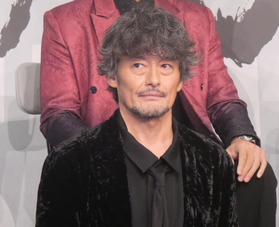 おおっ、柴田勝家殿！「一目惚れ」有名ブランドのツナギ衣装で会見登場 モデル顔負け渋い着こなしで颯爽 - デイリースポーツ