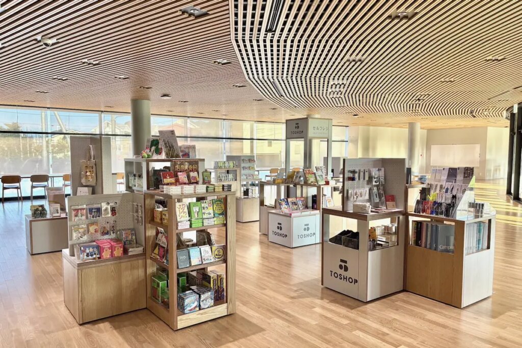 八王子「桑都の杜」に図書館内ショップ「TOSHOP」が10/3(土)オープン!本・文具・雑貨・地域商品などを販売 – 多摩ポン 八王子「桑都の杜」に図書館内ショップ「TOSHOP」が10/3(土)オープン!本・文具・雑貨・地域商品などを販売 – 多摩ポン
