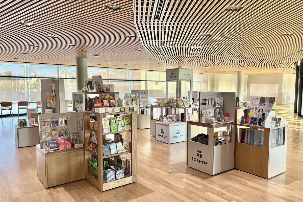 八王子「桑都の杜」に図書館内ショップ「TOSHOP」が10/3(土)オープン!本・文具・雑貨・地域商品などを販売