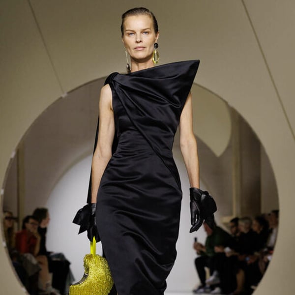 ジバンシィで、サラ・バートンはデコンストラクトなテーラリングとファンタジーの狭間を行き来する – FashionNetwork 日本 ジバンシィで、サラ・バートンはデコンストラクトなテーラリングとファンタジーの狭間を行き来する - FashionNetwork 日本