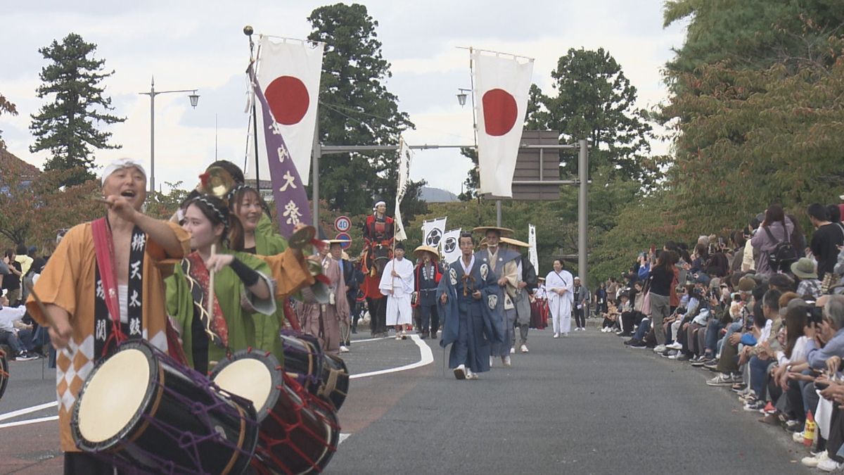 鶴岡市で伝統の「荘内大祭」開催 市民ら400人が大名行列披露 俳優の和田琢磨さんも口上